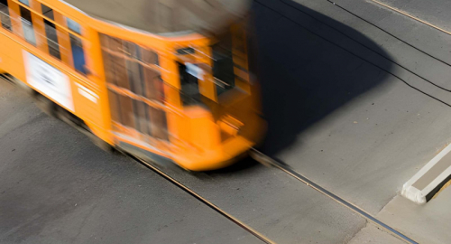Tragedia sui binari a Milano: l'ipotesi del malore e le autopsie sulle vittime del tram